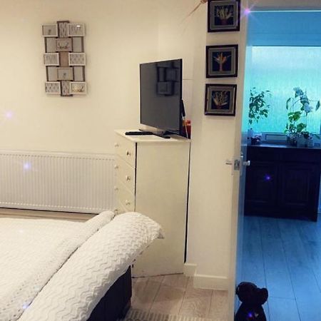 Stay In Woking With Benita Horsell Extérieur photo