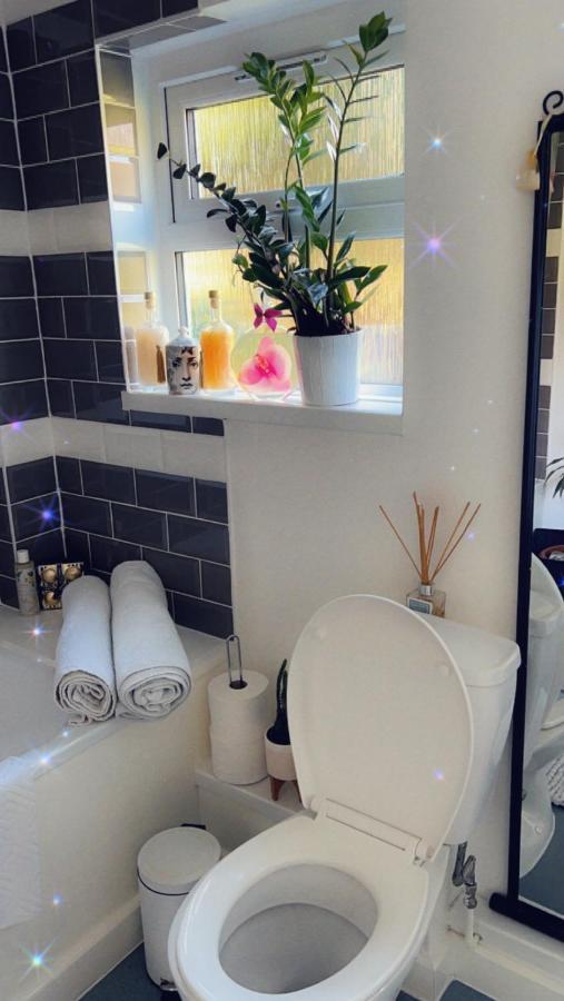 Stay In Woking With Benita Horsell Extérieur photo